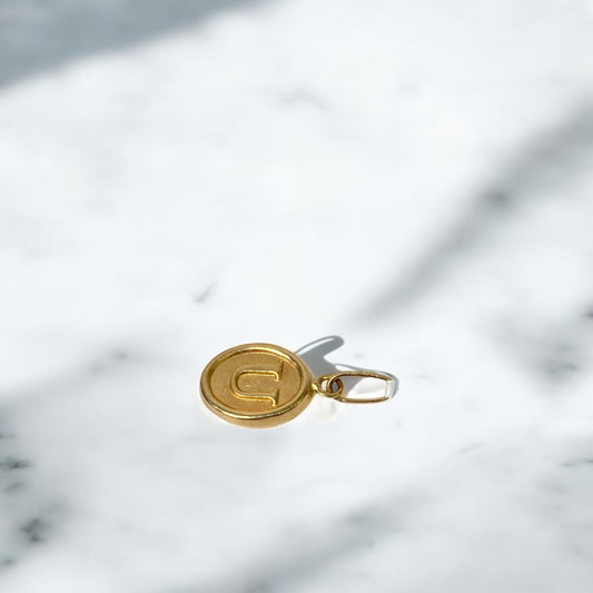 18K Yellow Gold Letter U Pendant / 0.49gr