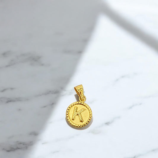 18K Yellow Gold Letter K Mate Pendant Bordered Circle / 0.60gr / 0.3in