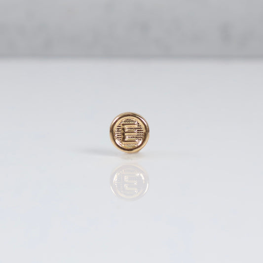 18K YG Letter E Textured Circle Ironwork / 0.2gr / 7mm /