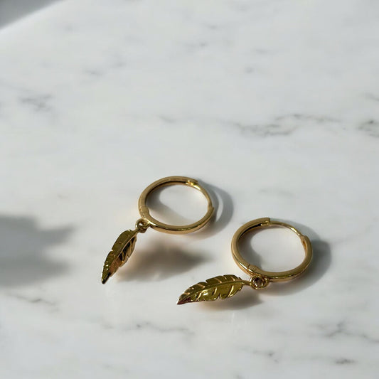 18K Yellow Gold Feather Hoop Earrings / 2.1gr / 1.2in