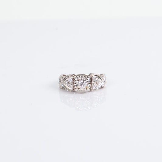 Women Engagement Ring 10K White Gold With Diamonds / 5gr / Size 6.5