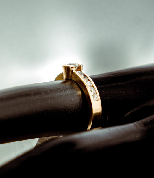 Diamond Band Engagement Ring 14K Yellow Gold / 3.7gr / Size 6