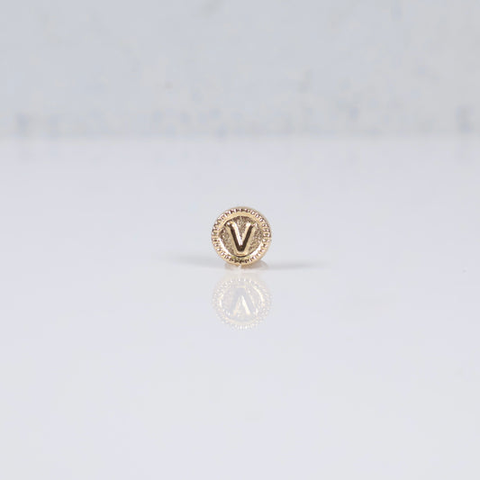18K YG Letter V Mate Bordered Circle Ironwork / 0.37gr / 8mm /
