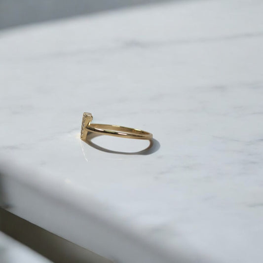 14K YG Letter V Rings / 1.35gr / Sz 7.5 / White Zircons