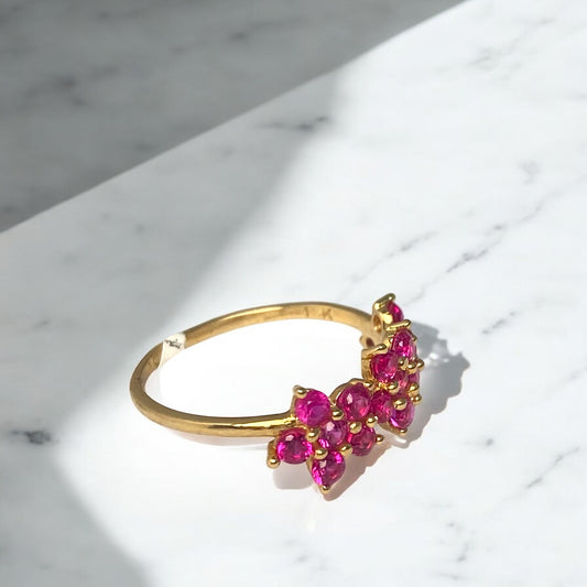18K Yellow Gold Flower Trio Ring With Fucshia Zircons / 1.8gr / Size 5.5