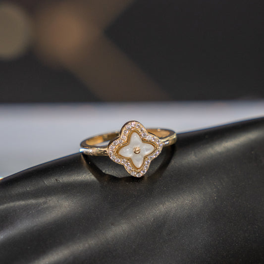 14K Yellow Gold White Flower Ring With Zirconia / 2.1gr / Size 8