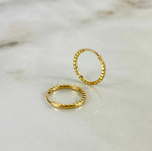 18K Yellow Gold Striped Hoop Earrings / 0.42gr / 0.4in