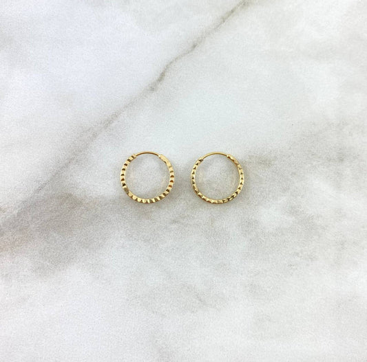 18K Yellow Gold Striped Hoop Earrings / 0.42gr / 0.4in