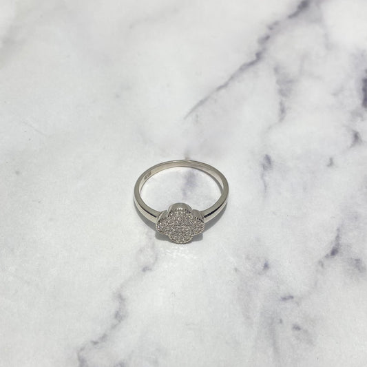 14K White Gold Diamond Clover Ring 0.17 Ct Dia / 3.18gr / Size 6 3/4