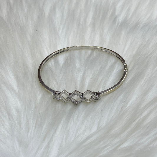 18K White Gold Diamond Luxury Flower Bracelet Ct Dia / 9.5gr