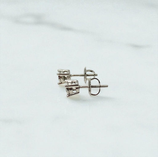 10K White Gold Diamond Round Fashion Stud Earrings 0.15Ct Dia / 1.3gr / 5mm