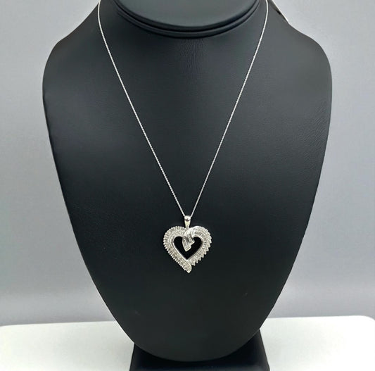 10K White Gold Diamond Heart Pendant Ct Dia / 5.2gr