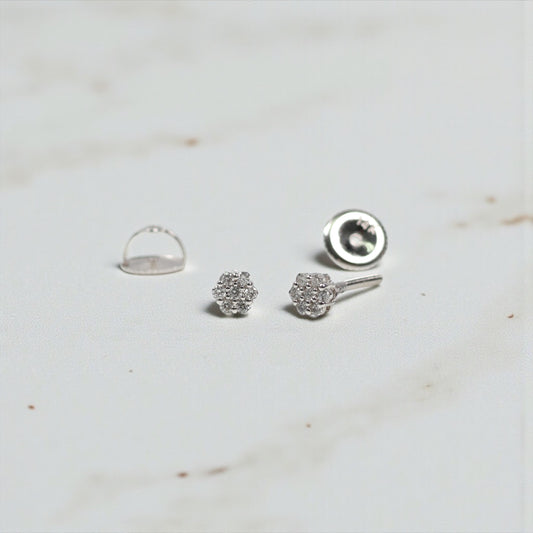 14K White Gold Diamond Flower Stud Earrings 0.20Ct Dia / 0.88gr