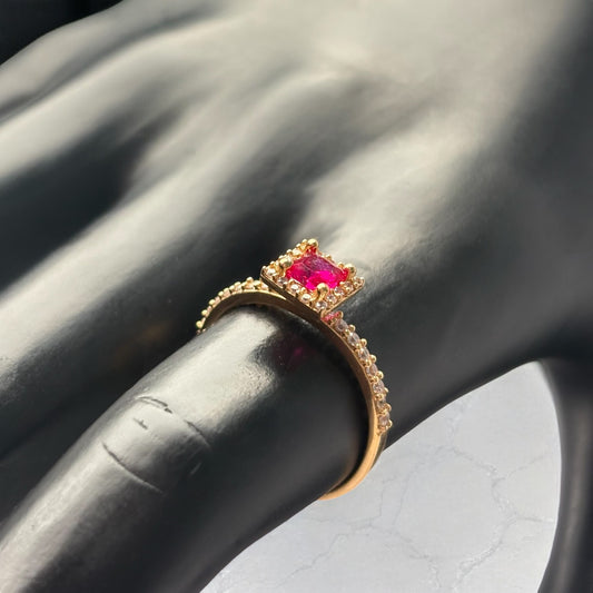 18K Yellow Gold Lone Square Ring With Fucshia/White Zircons / 2.1gr / Size 6.5