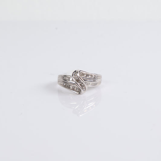 Women Ring 14K White Gold With Diamonds / 5.8gr / Size 7