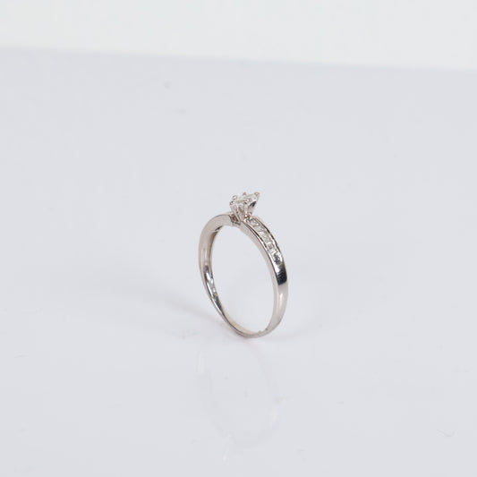 Women Engagement Ring 14K White Gold With Diamonds / 2.5gr / Size 8.5