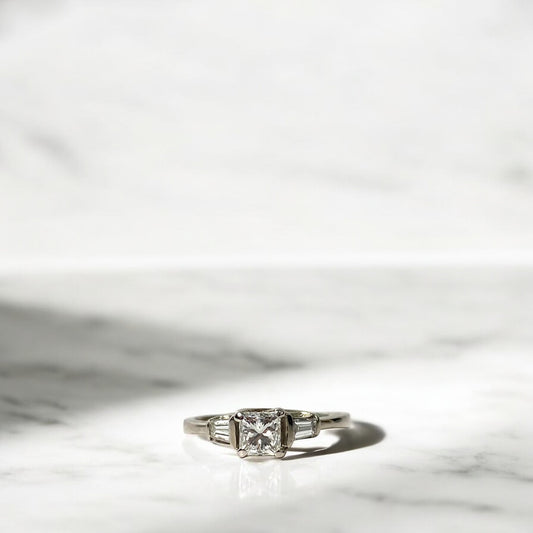 14K White Gold Luxury Engagement Ring With Diamond / 3.2gr / Size 8 1/2