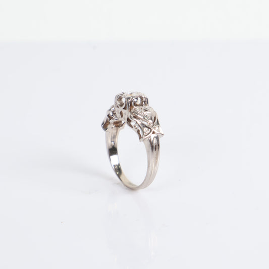 Women Engagement Ring 10K White Gold With Diamonds / 5gr / Size 6.5