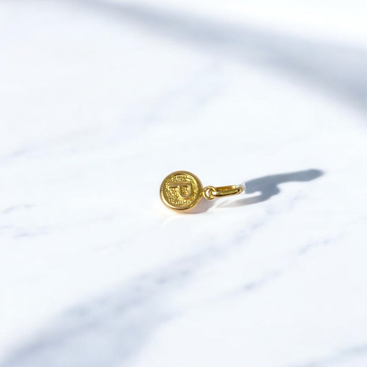 18K Yellow Gold Letter P Circle Pendant / 0.37gr
