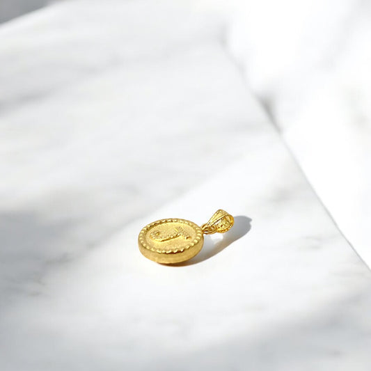 18K Yellow Gold Letter J Mate Pendant Bordered Circle / 0.58gr / 0.3in