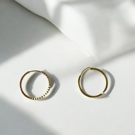 18K Yellow Gold Striped Hoop Earrings / 0.71gr / 0.8in