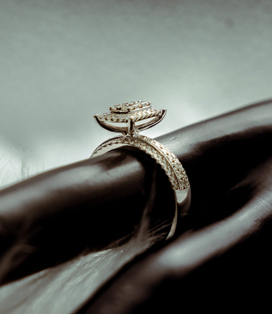 Women Engagement Ring 14K White Gold With Diamonds / 3.5gr / Size 7