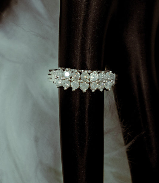 Fourteen Round Diamonds Engagement Ring 10K White Gold / 4.3gr / Size 8