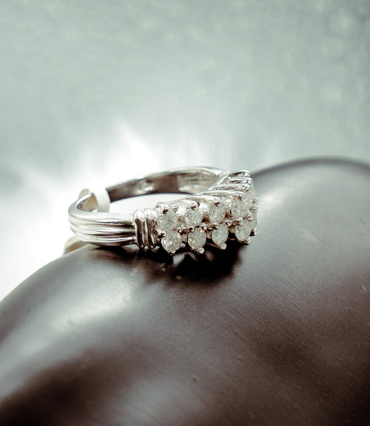 Fourteen Round Diamonds Engagement Ring 10K White Gold / 4.3gr / Size 8