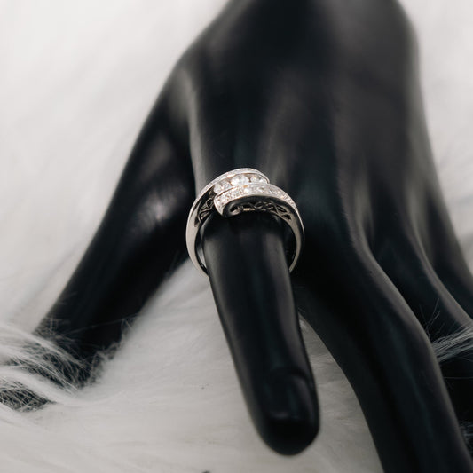 Two Lines Engagement Ring 14K White Gold Diamond Round / 3.1gr / Size 6.5