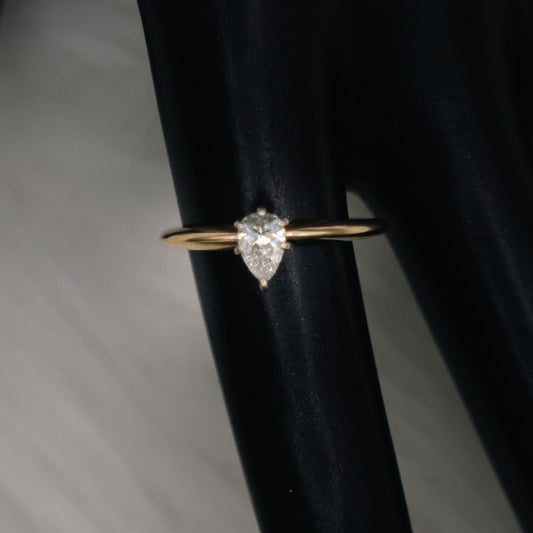 Pear Diamond Engagement Ring 14K Yellow Gold / 1.7gr / Size 7.5