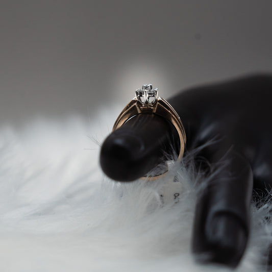 Diamonds Flower Engagement Ring 14K Yellow Gold / 3.5gr / Size 7