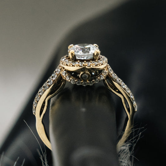 Round Diamonds Engagement Ring 10K Yellow Gold / 3.9gr / Size 6