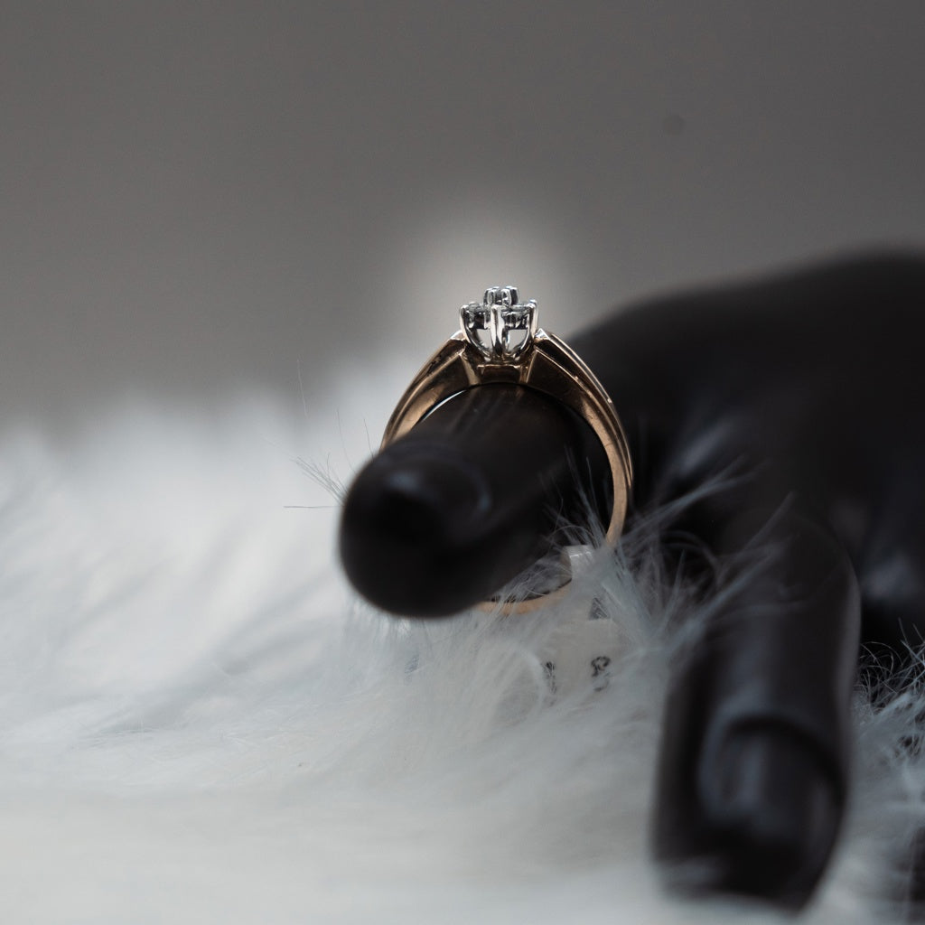 Diamonds Flower Engagement Ring 14K Yellow Gold / 3.5gr / Size 7