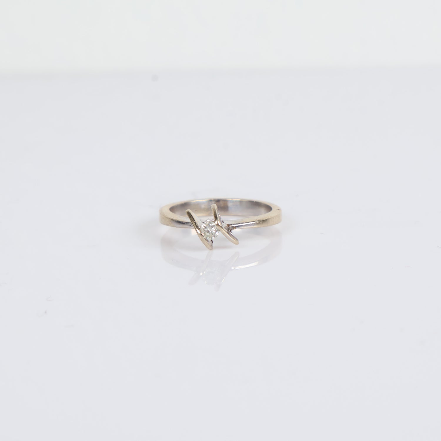 Women Engagement Ring 14K White Gold Round Diamond / 2.6gr / Size 6