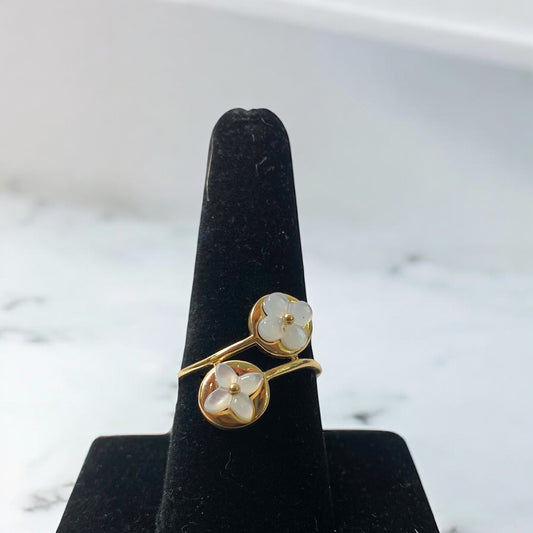 14K Yellow Gold Flower White  Ring / 2.6gr / Size 7.5