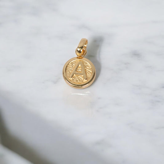 18K Yellow Gold Letter A Circle Pendant / 0.36gr