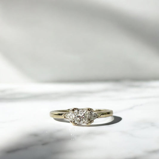 14K White Gold Luxury Engagement Ring With Zircons / 3gr / Size 6.5