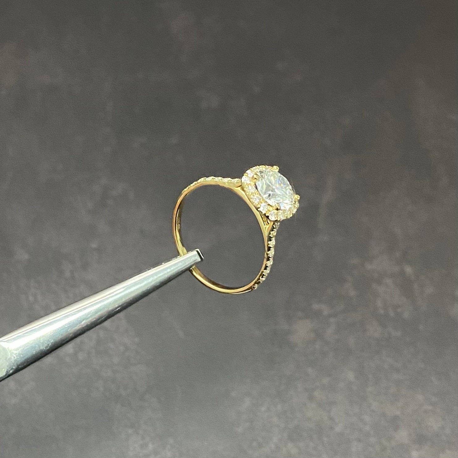 14K Yellow Gold Lab Diamond Round Brilliant Engagement Ring 1.80Ct Lab Dia Vs / 2.35gr / Size 6 3/4