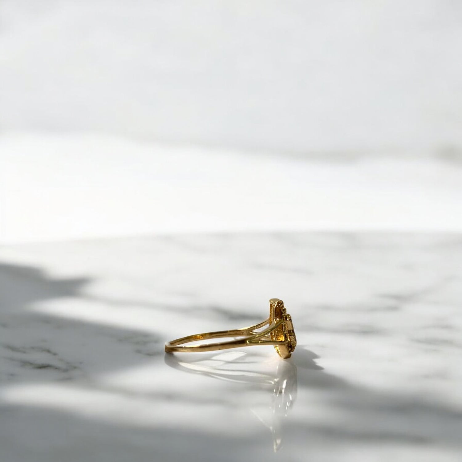 18K Yellow Gold Horseshoe Ring With Zircons / 1.6gr / Size 7 1/2