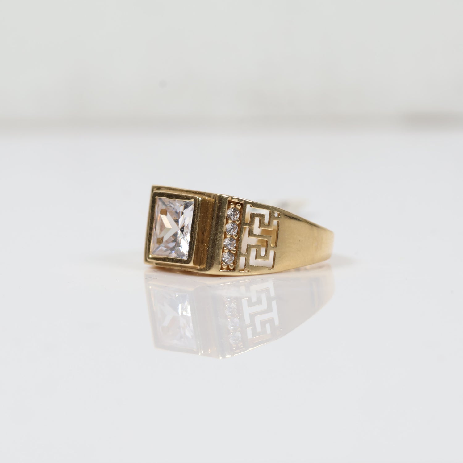 14K Yellow Gold Luxury Ring With Zircons / 3.3gr / Size 5