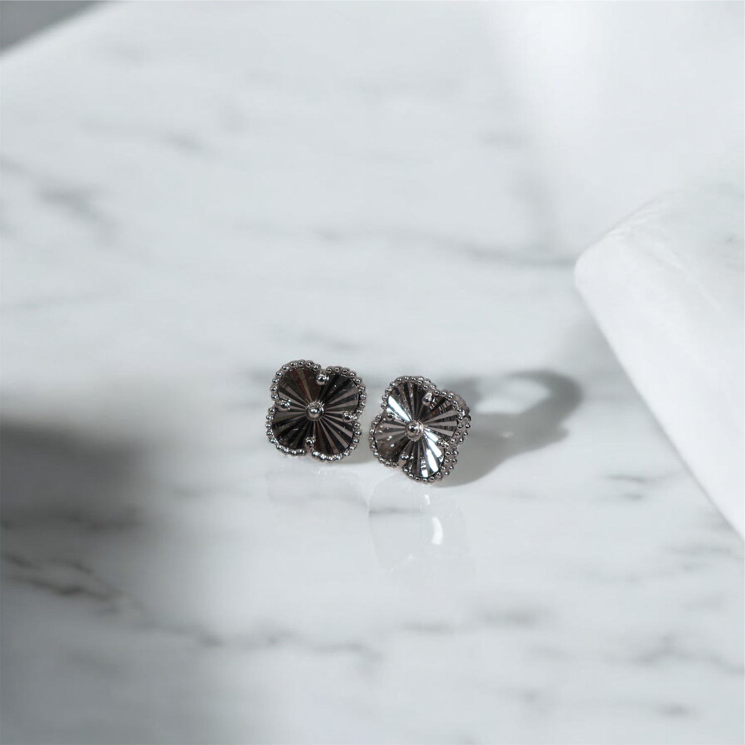 14K WG Diamond Cut Clover Stud Earrings / 3.50gr / 11mm