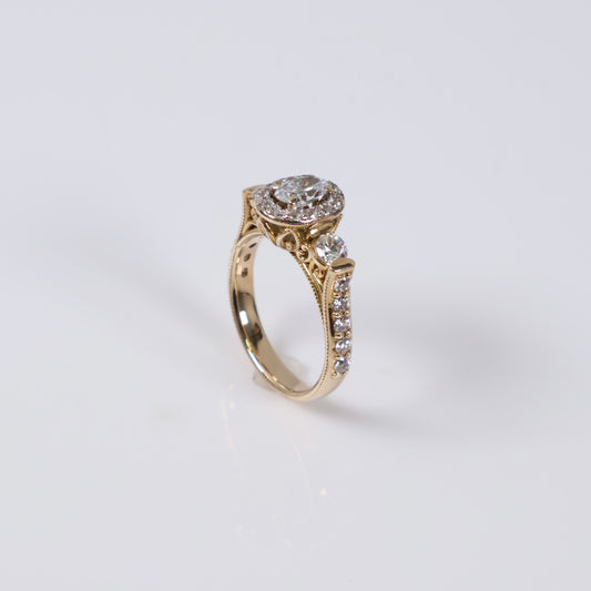 10K YG Fashion Oval Cut Rings / 4.7gr / Sz 6 / White Zircons