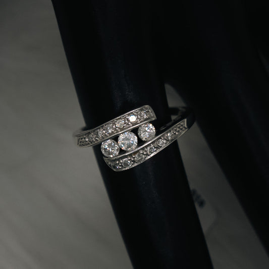 Two Lines Engagement Ring 14K White Gold Diamond Round / 3.1gr / Size 6.5