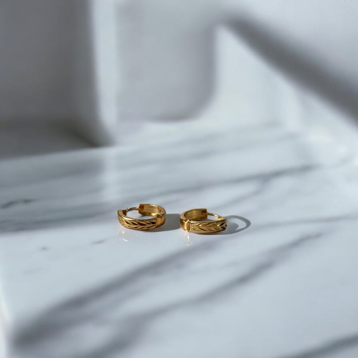 18K Yellow Gold Luxury Hoop Earrings / 0.64gr / 0.4in