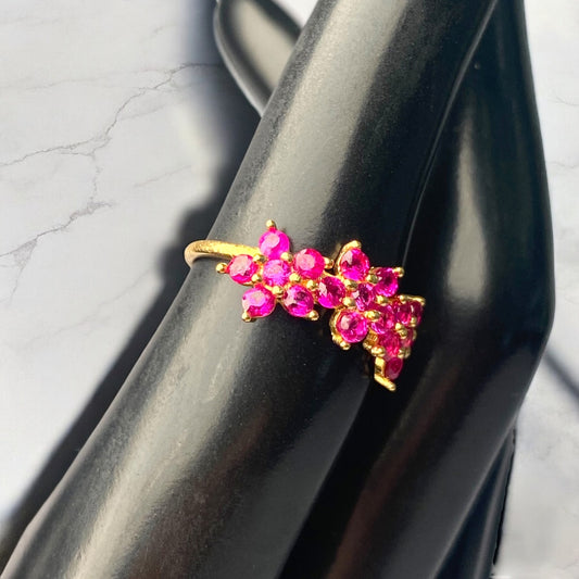 18K Yellow Gold Flower Trio Ring With Fucshia Zircons / 1.8gr / Size 5.5