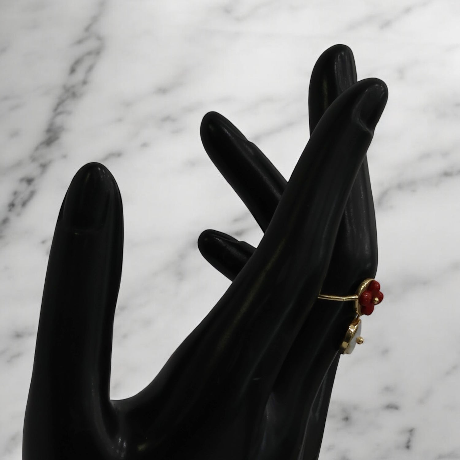 14K Yellow Gold Flower White/Red Ring / 2.2gr / Size 7.5