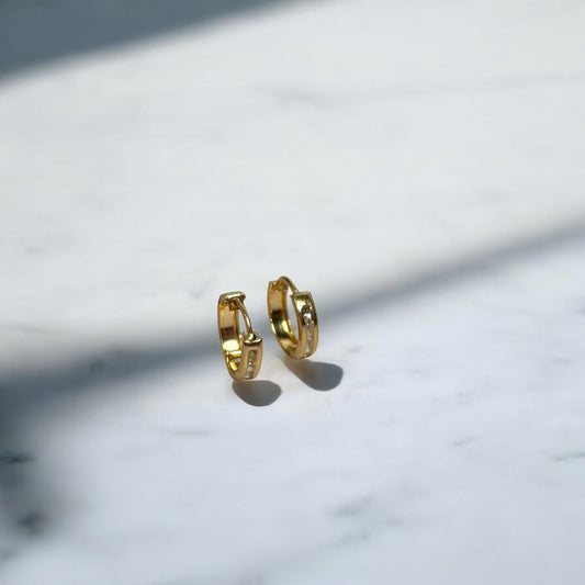 18K Yellow Gold Huggies Hoop Earrings With Zircons / 0.9gr / 0.4in