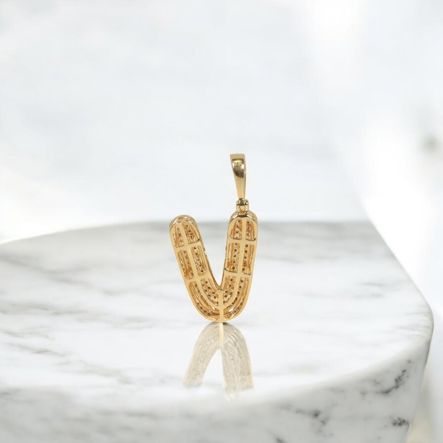 10K YG Diamond Letter V Pendant / 2.2gr / 1.1in / 0.46Wt Dia