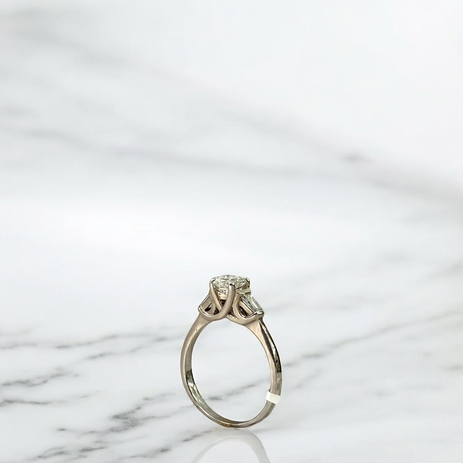 14K White Gold Luxury Engagement Ring With Diamond / 3.2gr / Size 8 1/2