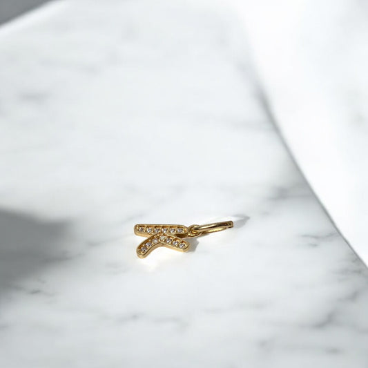 18K Yellow Gold Letter K Italics Pendant With Zircons / 0.62gr / 0.6in